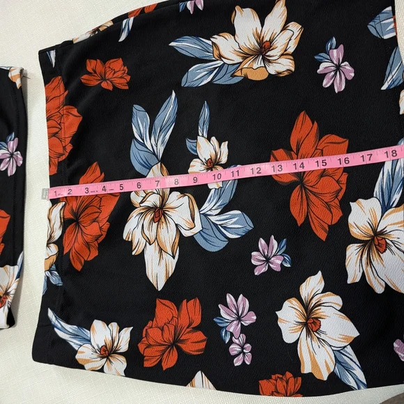 SHEIN Curve Floral Top with Black Trim - Picture 3 of 8